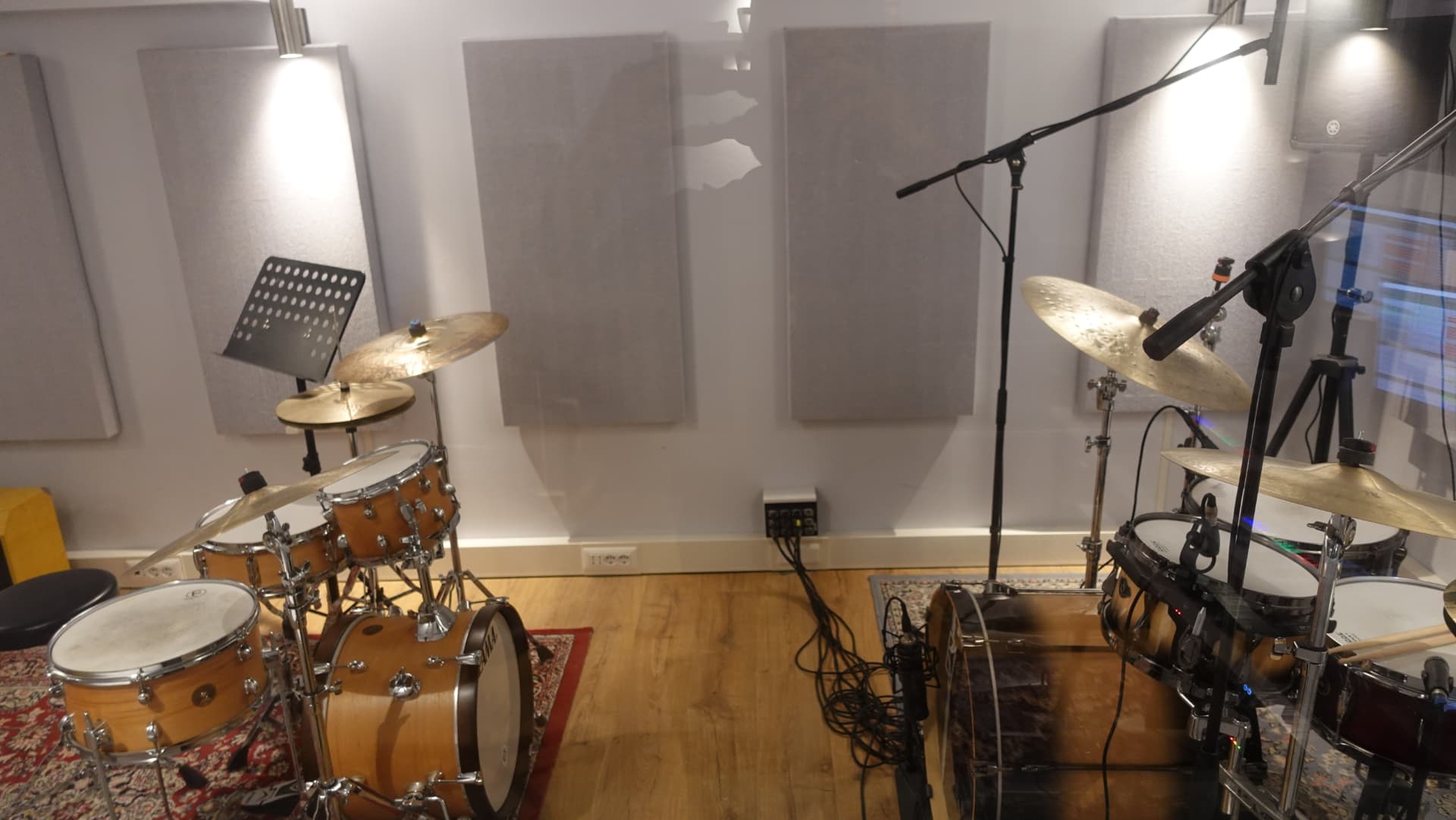 Live room con batteria e microfoni