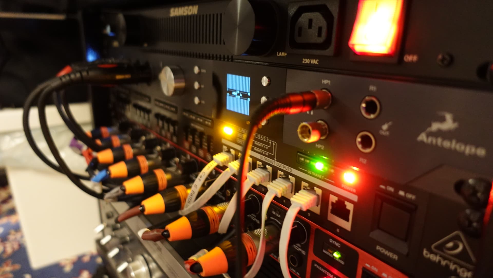 Rack con preamplificatori e cablaggi
