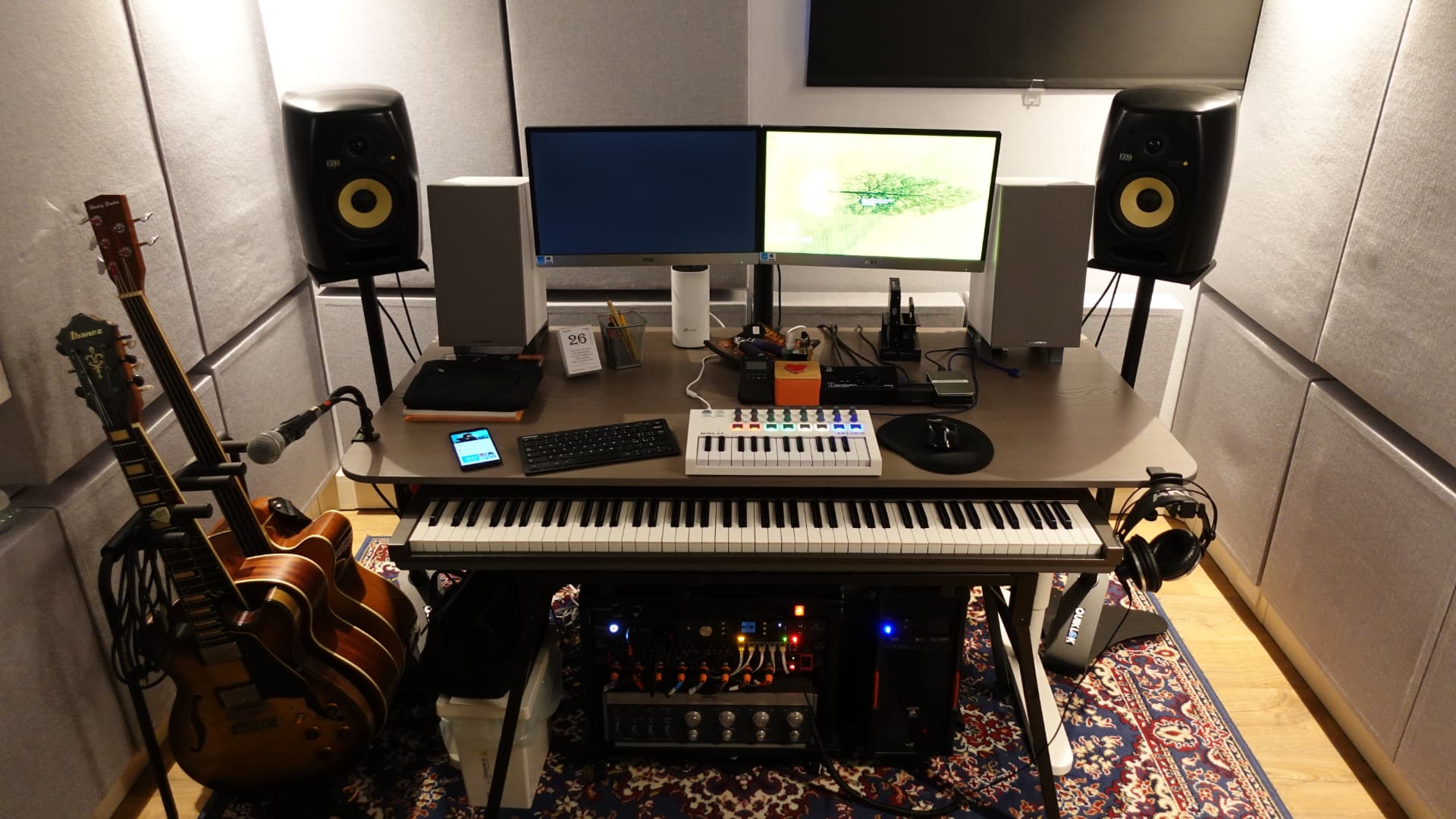 Regia dello studio con monitor e tastiera MIDI